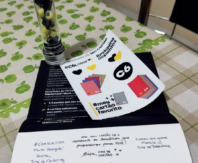 Kit de boas-vindas do cartão C6 com cartela de stickers