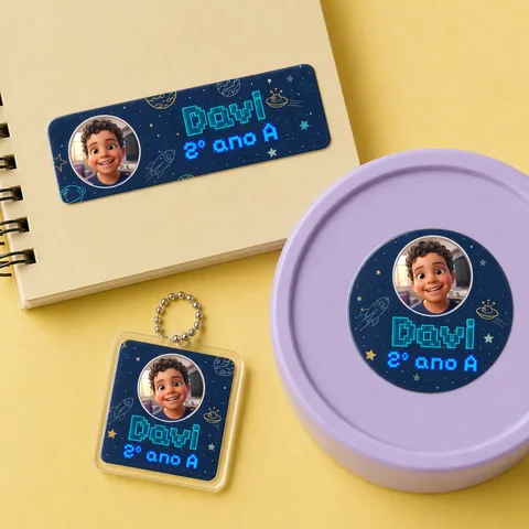 Etiquetas escolares com o desenho e o nome do menino
