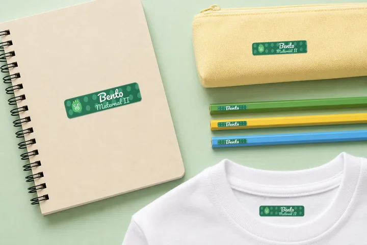 Caderno, estojo, lápis e camiseta com etiquetas de dinossauro e o nome Bento