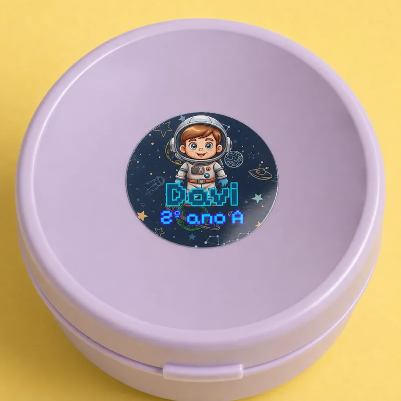 Pote com etiqueta redonda de astronauta e o nome Davi