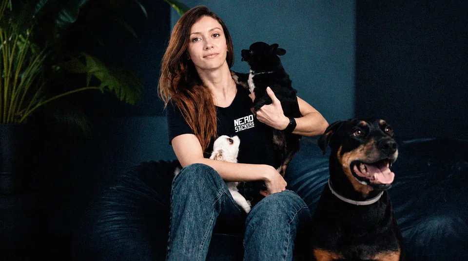 Gabi, da equipe da Nerd Stickers, com os cachorros do escritório