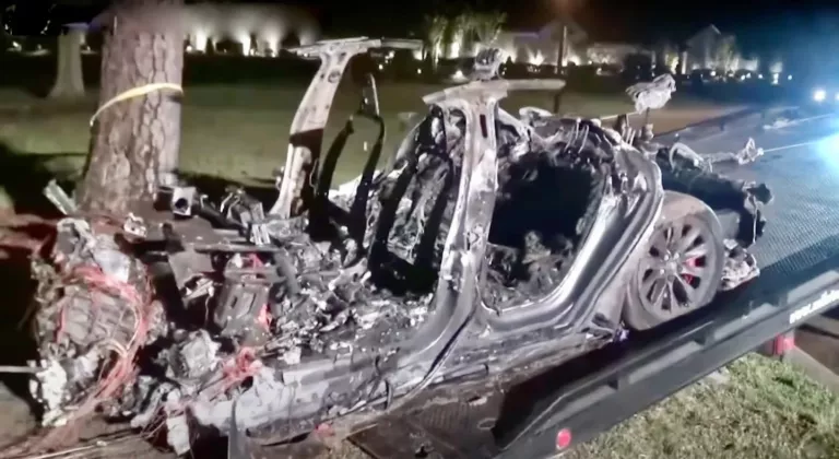 Acidente fatal mata dois jovens e Tesla é processada