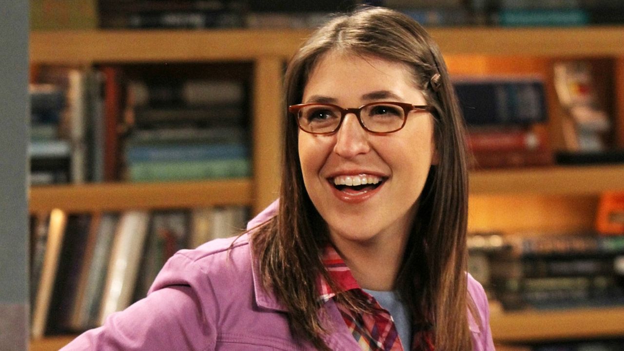 Atriz que viveu cientista em The Big Bang Theory tem uma coisa em comum com  a personagem