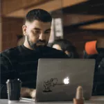 Y. MB – Macbook | Mascarado