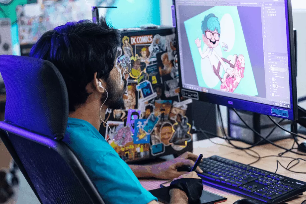 Gabs desenhando no computador, no escritório da Nerd Stickers