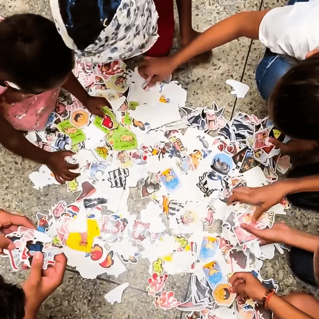 Mãos de crianças escolhendo adesivos