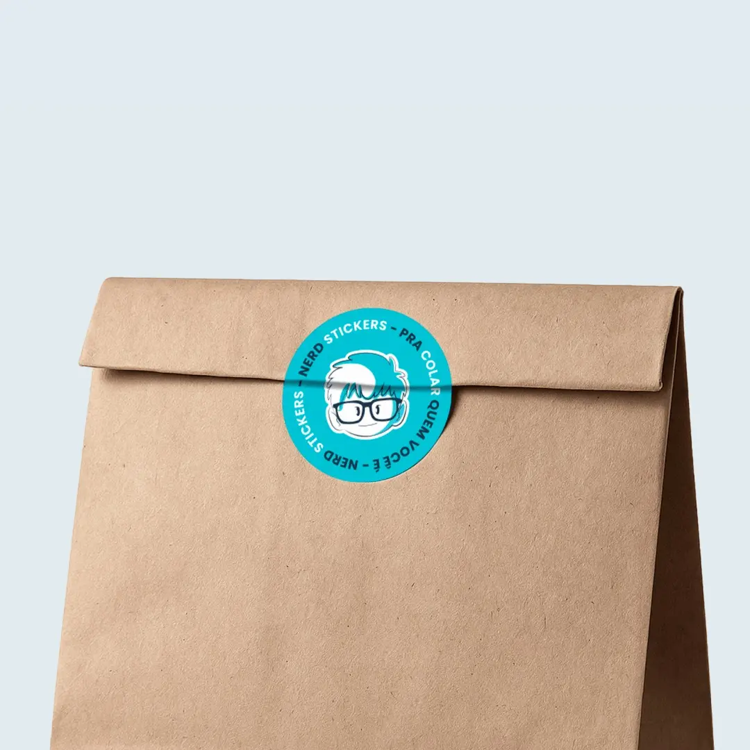 Adesivo para embalagem: saco de papel kraft fechado com selo redondo da Nerd Stickers