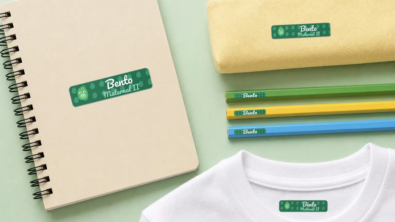 Caderno, estojo, lápis e camiseta com etiquetas de dinossauro e o nome Bento