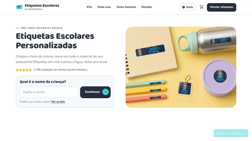 Página das etiquetas escolares da Nerd Stickers, com o campo do nome da criança e as etiquetas no material escolar