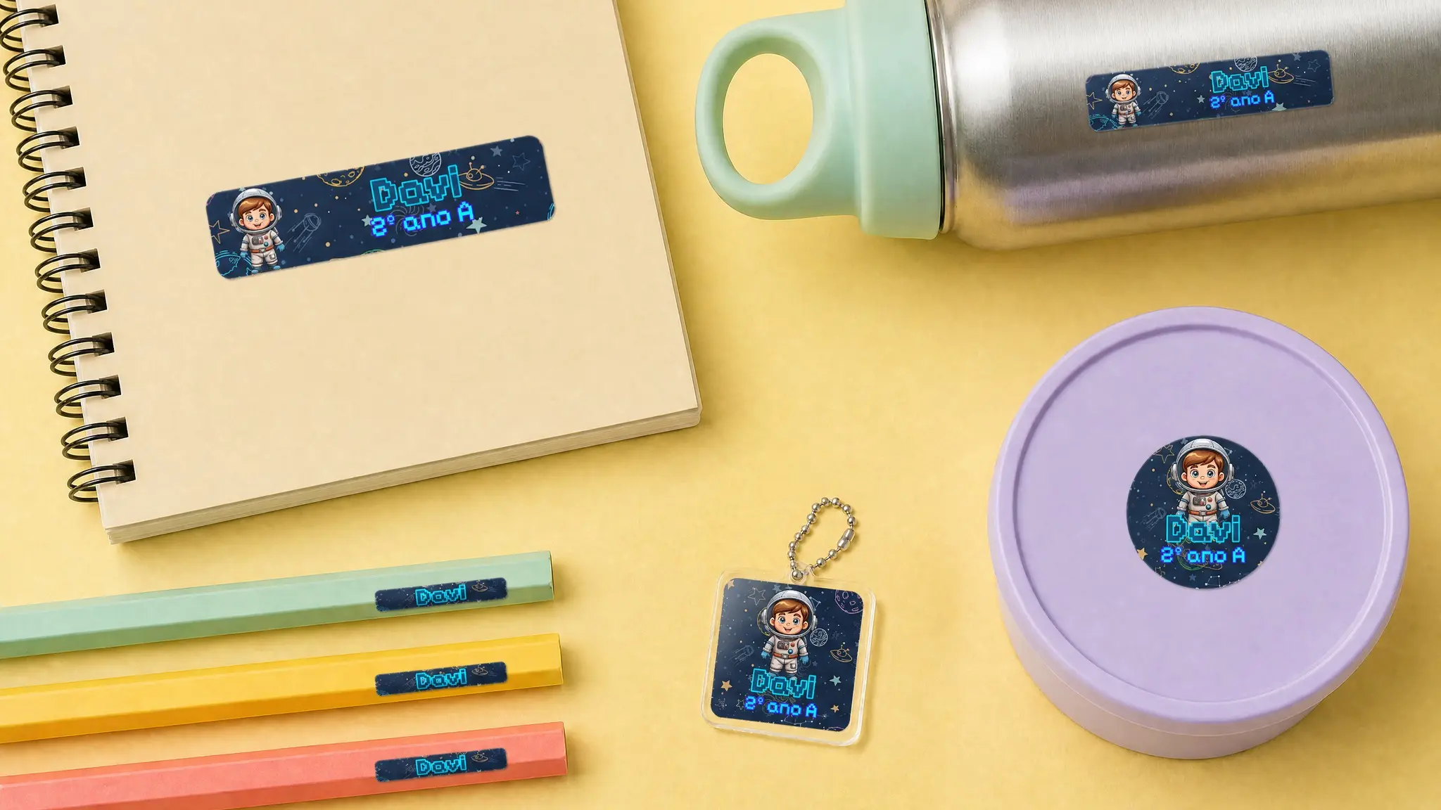 Caderno, garrafinha, pote, lápis e chaveiro com etiqueta escolar de astronauta com o nome Davi